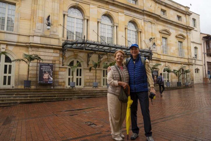 couple in front of the Teatro Colon Bogotá