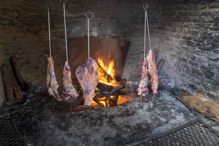Mamona meat in the fire. Llanos Gastronomy
