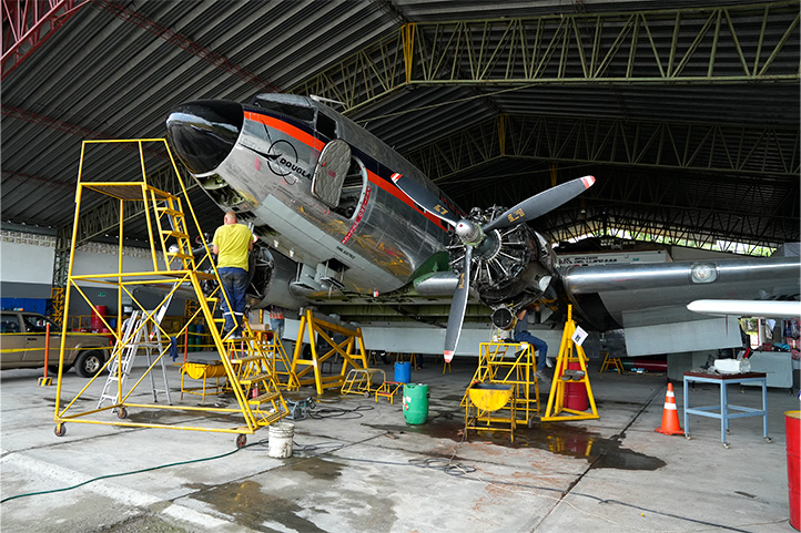 airplane under maintenance Villavicencio Meta Colombia