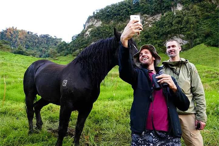 tourists with a horse in termales la quinta caldas Colombia